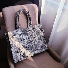 Load image into Gallery viewer, Floral Purse
