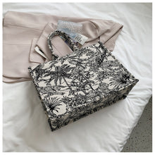 Load image into Gallery viewer, Floral Purse
