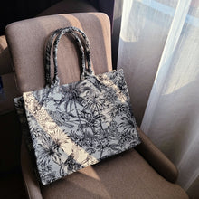 Load image into Gallery viewer, Floral Purse
